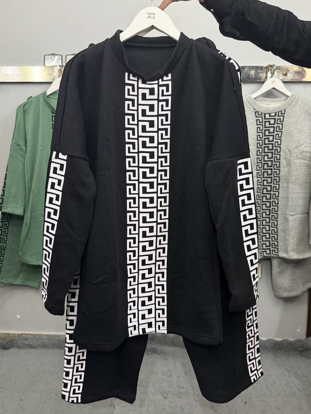 Black Drop-Shoulder Puzzle Printed Sweat Style 2-Pcs Winter Tracksuit